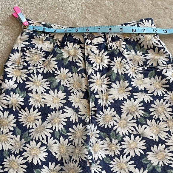 Vintage - 4 to 1 Denim Daisy Set - Vest - Medium /  Shorts - Size 7 - Picture 9 of 10